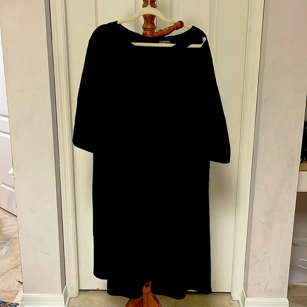 Black plus Kari Lyn Dress  (2x) with keyhole on left side/3/4 sleeve
